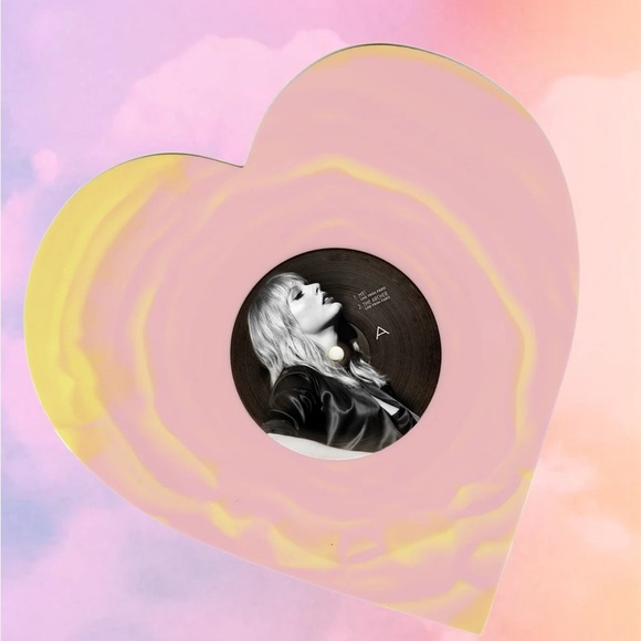 Taylor Swift Lover (Live From Paris) Heart Shaped
Vinyl (2025) - Picture 7 of 11
